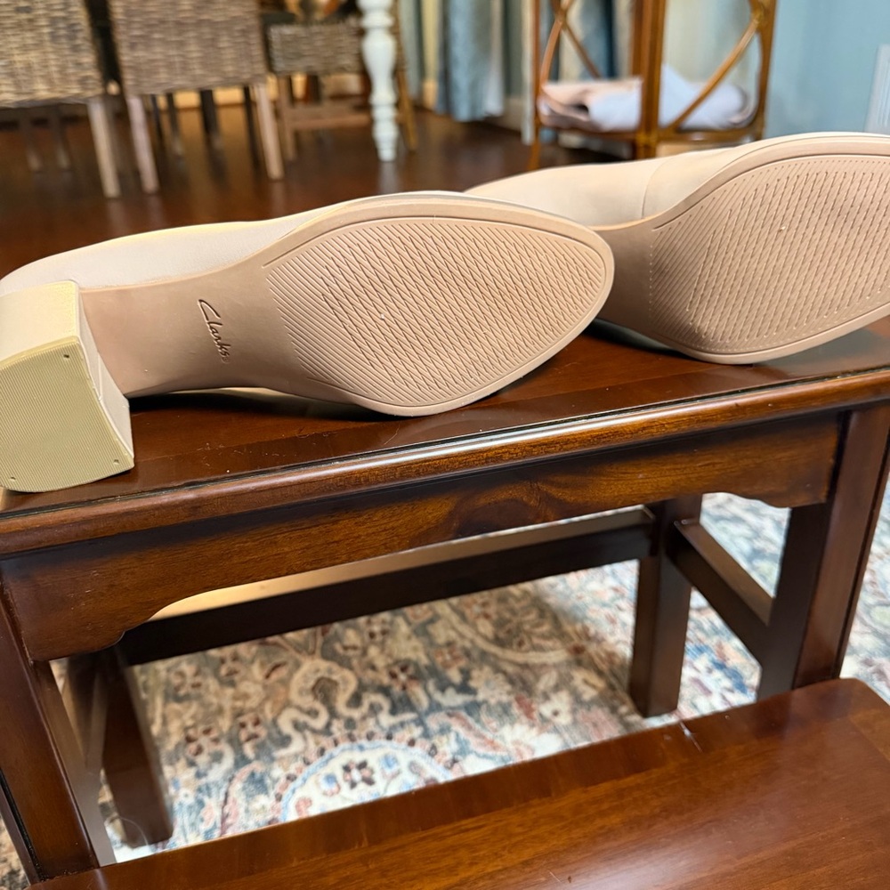 Clarks Artisan Leather Pumps Freva55 Court Praline Leather, Nude, size 9.5 W - Picture 6 of 7